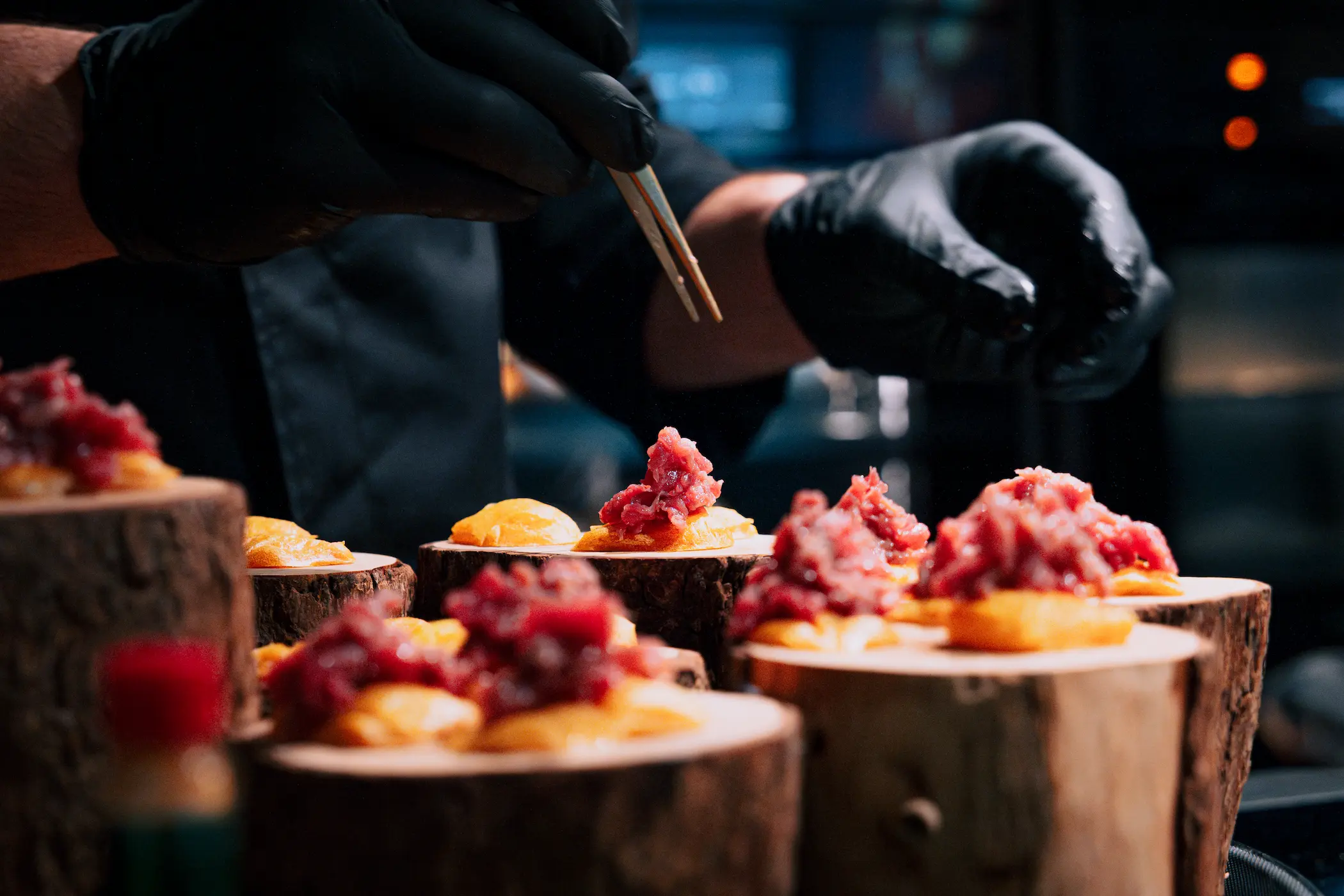 Atmosfera conviviale durante evento serale