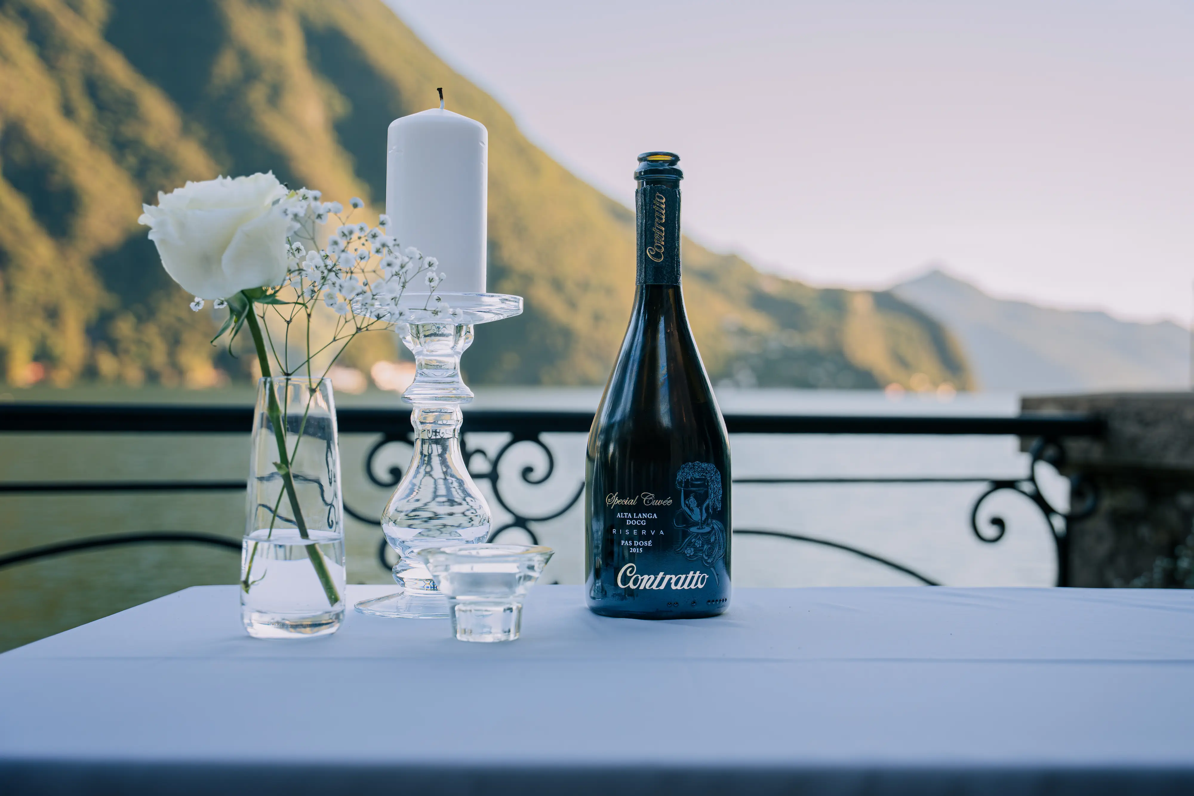 Dettaglio tavola con calici durante una cena privata